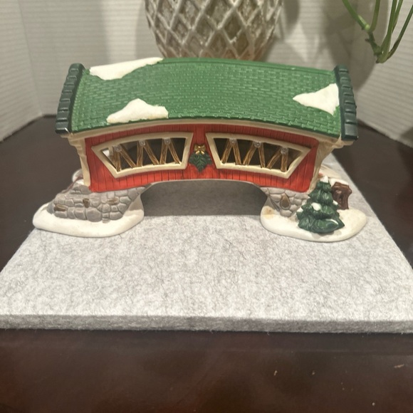 Dickens Collectables Porcelain Covered Bridge Village Accessories 1998 - Picture 3 of 14